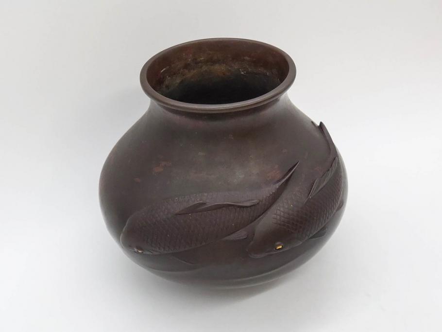 時代物　古銅　斑紫銅　盛上　双鯉文　優雅に泳ぐ鯉の装飾が印象的な花瓶(高岡銅器?、花器、花生、花入、壷、壺、在銘、作家物)(R-077928)