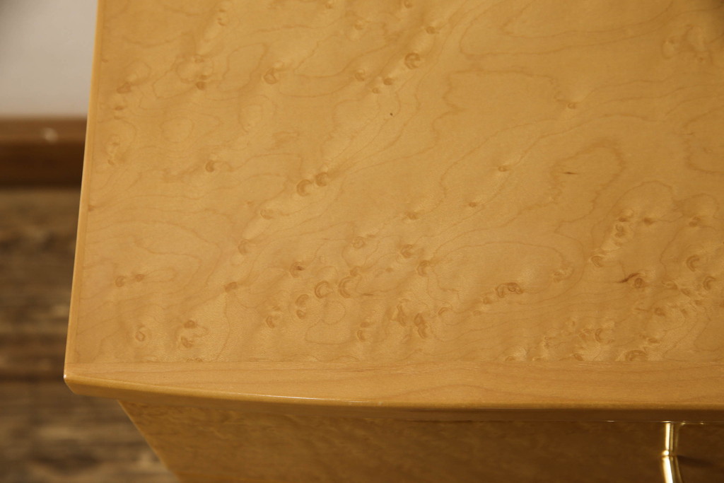 中古　美品　IDC大塚家具取り扱い　府中家具　シャンドール　バーズアイ(鳥眼杢)　メープル　滑らかで美しい木肌が魅力のサイドキャビネット(収納棚、戸棚、ナイトテーブル)(R-058995)