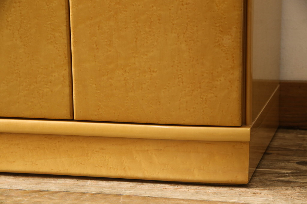 中古　美品　IDC大塚家具取り扱い　府中家具　シャンドール　バーズアイ(鳥眼杢)　メープル　滑らかで美しい木肌が魅力のサイドキャビネット(収納棚、戸棚、ナイトテーブル)(R-058995)