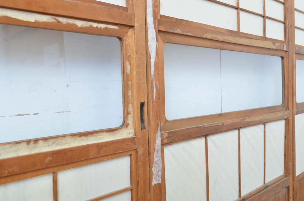 アンティーク建具　高級品　上質な和の空間づくりにおすすめの裏障子付き万本格子戸4枚セット(ガラス帯戸、引き戸)(R-064307)