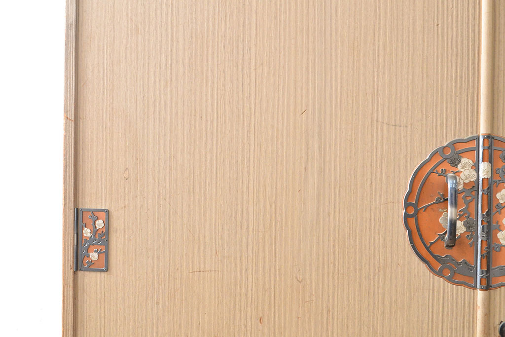 中古　春日部桐箪笥　梅をモチーフにした金具が華やぎをもたらしてくれる総桐箪笥(桐たんす、和タンス、着物箪笥、衣装箪笥、引き出し、チェスト、並厚)(R-054294)