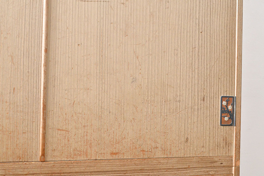 中古　春日部桐箪笥　梅をモチーフにした金具が華やぎをもたらしてくれる総桐箪笥(桐たんす、和タンス、着物箪笥、衣装箪笥、引き出し、チェスト、並厚)(R-054294)