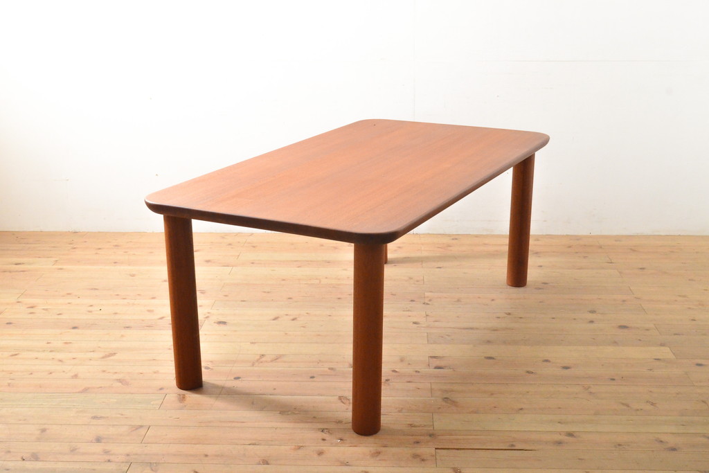 ビンテージ家具　北欧デザイン　チーク材　シンプルなデザインでお部屋に馴染みやすいダイニングテーブル(ヴィンテージ)(R-058605)