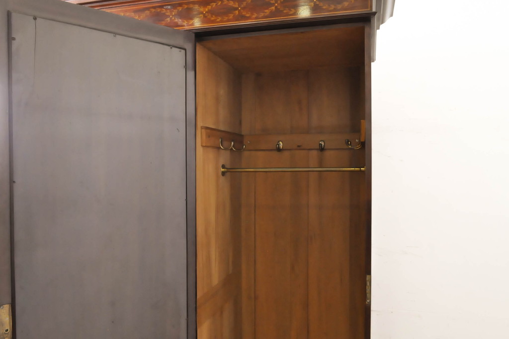 イギリスアンティーク　マホガニー材　重厚な造りの象嵌入り高級ワードローブ(組立式、収納棚、戸棚、チェスト)(R-063752)