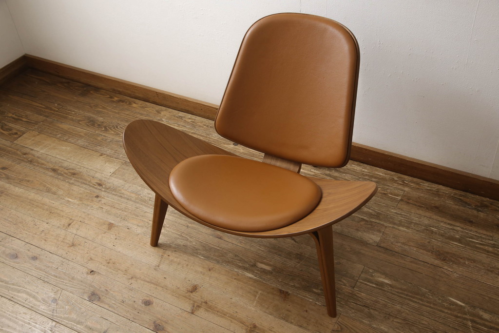 中古　美品　ウォールナット材　本革(レザー)　カール・ハンセン&サン(Carl Hansen&S?n) Hans J Wegner(ハンス・J・ウェグナー)デザイン　CH07　独創的なデザインが目を惹くシェルチェア(イス、椅子、ダイニングチェア、サロンチェア、イージーチェア、北欧)(定価約50万円)(R-064036)