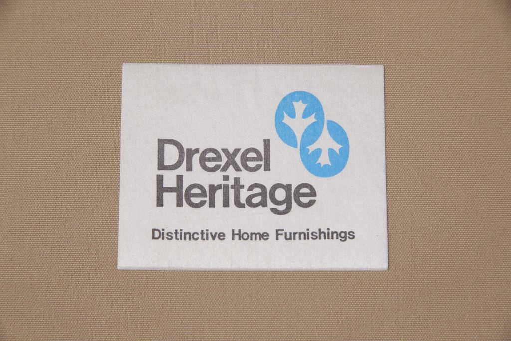 中古　美品　DREXEL HERITAGE(ドレクセルヘリテイジ)　クラシカルな佇まいが目を引く1人掛けソファ+オットマンセット(定価約80万円)(アームチェア、一人掛けソファ)(R-052999)