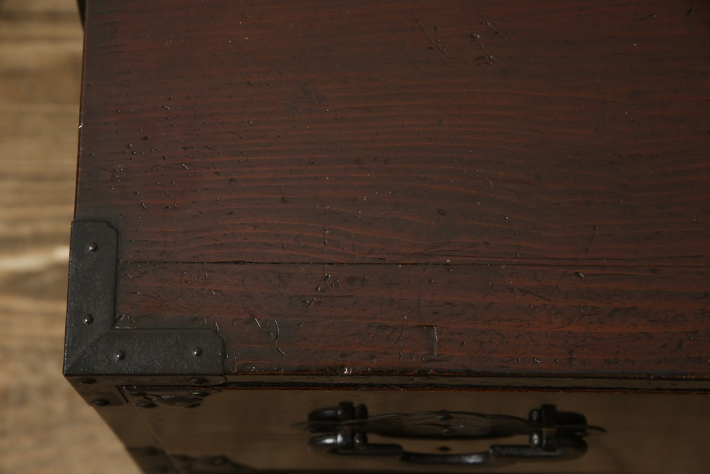 和製アンティーク　明治大正期　前面栗材　蝶覆輪金具　漆のきれいな米沢箪笥(和たんす、収納箪笥、時代箪笥、整理タンス)(R-058266)