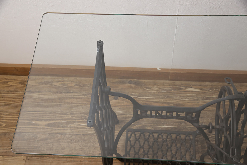 【セミオーダー家具実例】お客様持ち込みのミシン台をテーブルにリメイク!ミシン部分を取り外し脚のみリペア。厚み10mmの強化ガラスを取り付けました。(ミシンテーブル、サイドテーブル、飾り台、コンソールテーブル)
