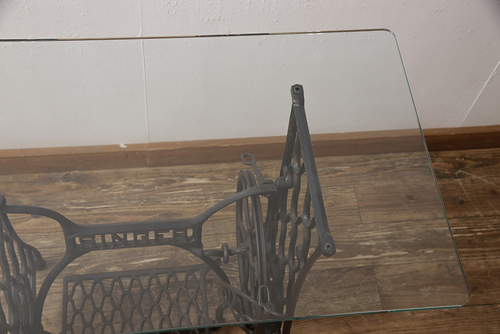 【セミオーダー家具実例】お客様持ち込みのミシン台をテーブルにリメイク!ミシン部分を取り外し脚のみリペア。厚み10mmの強化ガラスを取り付けました。(ミシンテーブル、サイドテーブル、飾り台、コンソールテーブル)