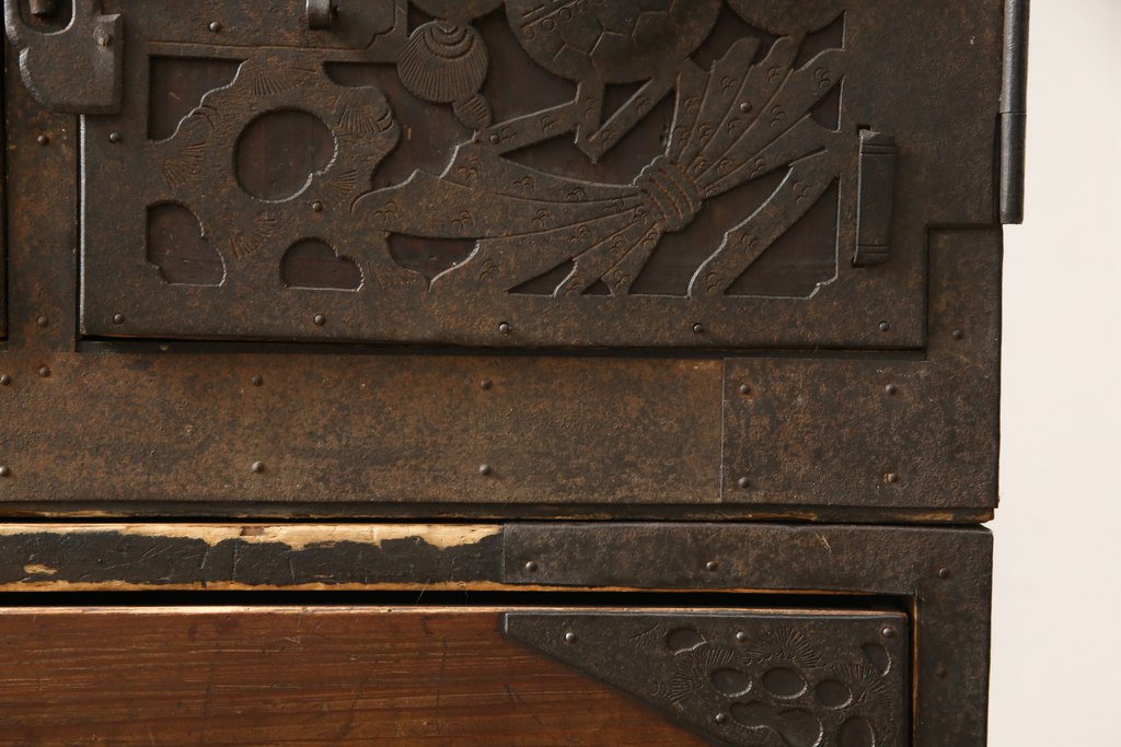 和製アンティーク　大正期　杉材　細かな透かし金具の図柄が目を引く佐渡箪笥(八幡箪笥、衣装箪笥、引き出し、チェスト)(R-059619)