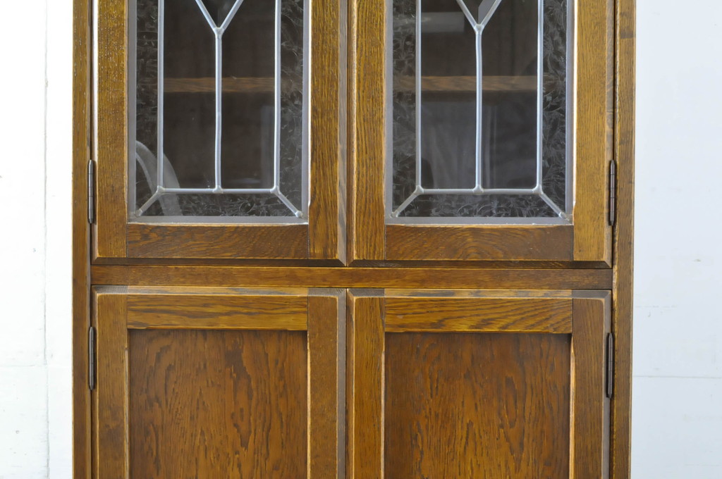 中古　三越家具(現カントリーハウス)　Brugge(ブルージュ)　ステンドグラスが上品な雰囲気を醸し出すキャビネット(収納棚、戸棚、飾り棚、本箱、ブックケース)(R-064227)