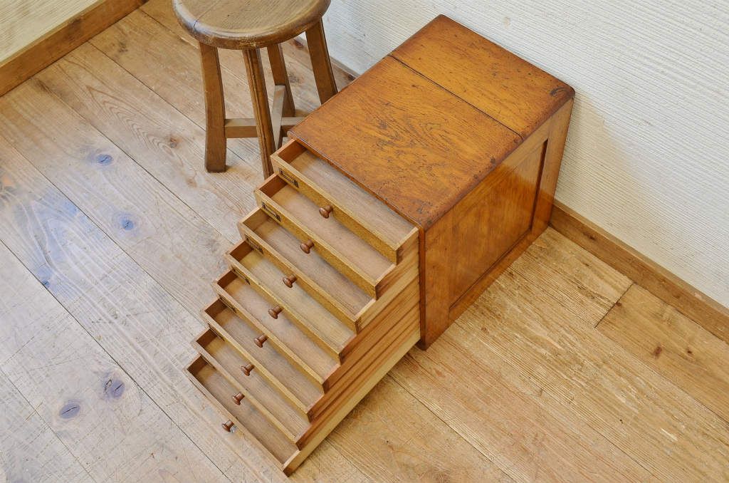 アンティーク家具　可愛いデザイン!古いナラ材のアンティーク小引き出し