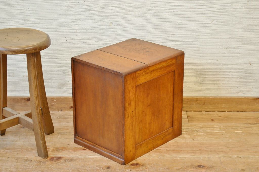アンティーク家具　可愛いデザイン!古いナラ材のアンティーク小引き出し