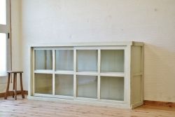 レトロ家具　ペンキの剥げたレトロなアンティーク収納棚