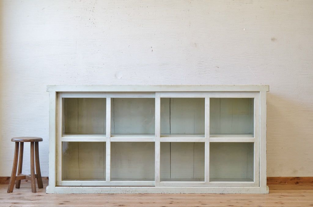 レトロ家具　ペンキの剥げたレトロなアンティーク収納棚