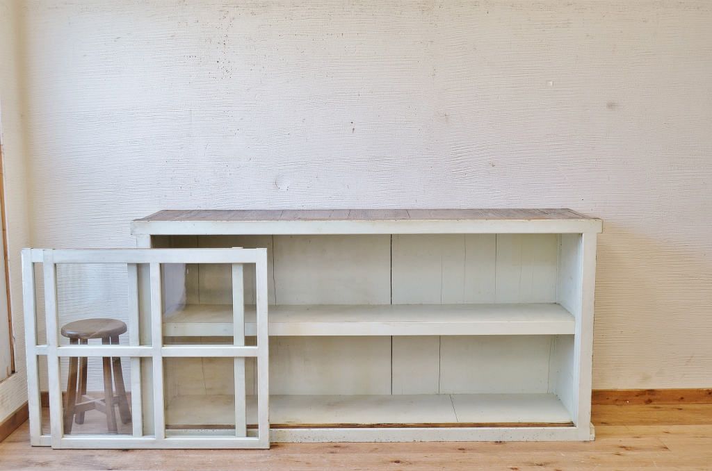 レトロ家具　ペンキの剥げたレトロなアンティーク収納棚