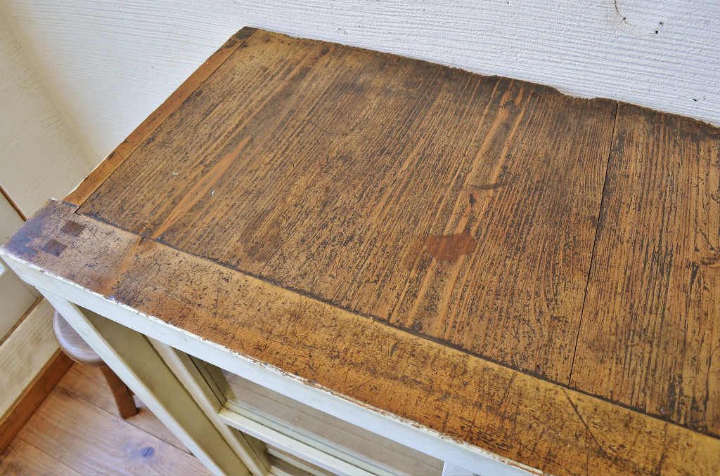 レトロ家具　ペンキの剥げたレトロなアンティーク収納棚