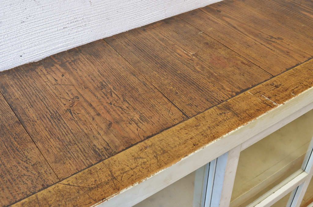 レトロ家具　ペンキの剥げたレトロなアンティーク収納棚