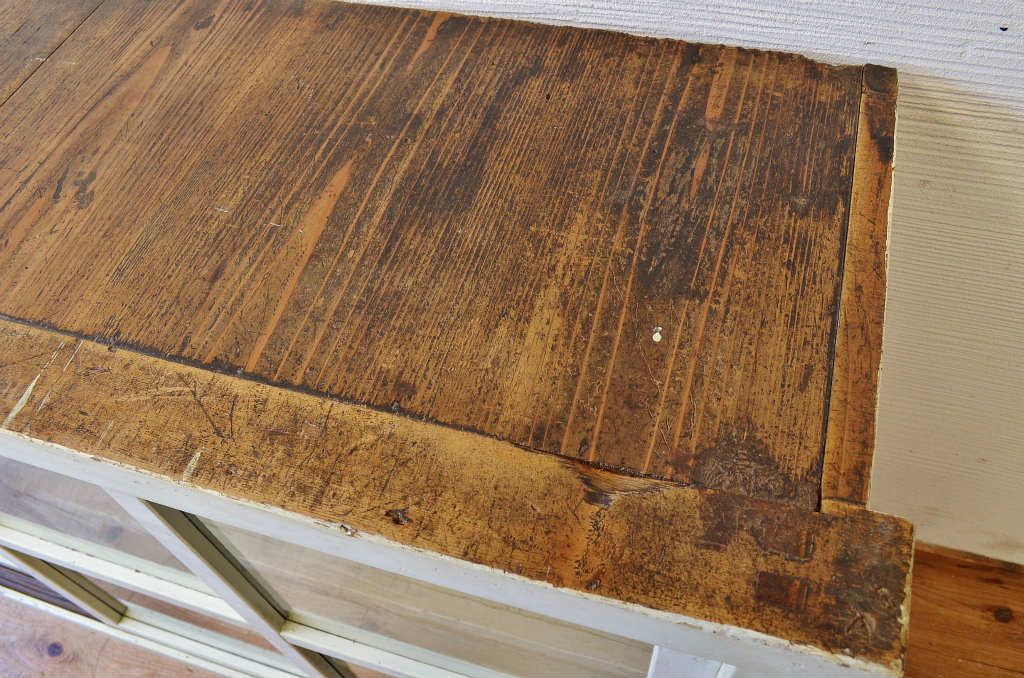 レトロ家具　ペンキの剥げたレトロなアンティーク収納棚