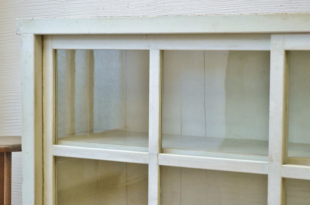 レトロ家具　ペンキの剥げたレトロなアンティーク収納棚