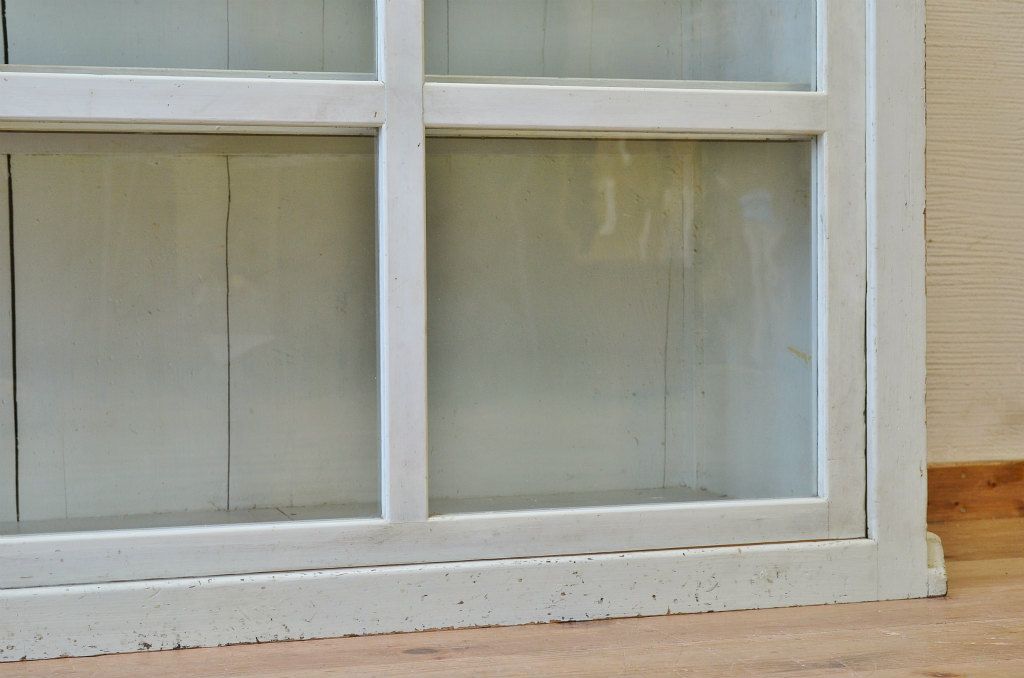 レトロ家具　ペンキの剥げたレトロなアンティーク収納棚