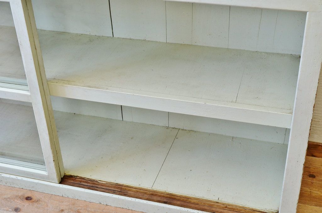 レトロ家具　ペンキの剥げたレトロなアンティーク収納棚