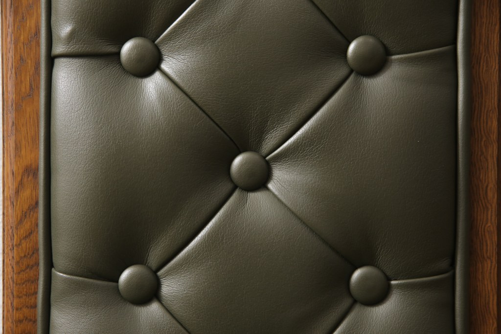 和製ビンテージ　カリモク家具(karimoku)　合皮　クラシカルな佇まいが印象的なアームチェア2脚セット(ダイニングチェア、椅子、ヴィンテージ)(R-052637)