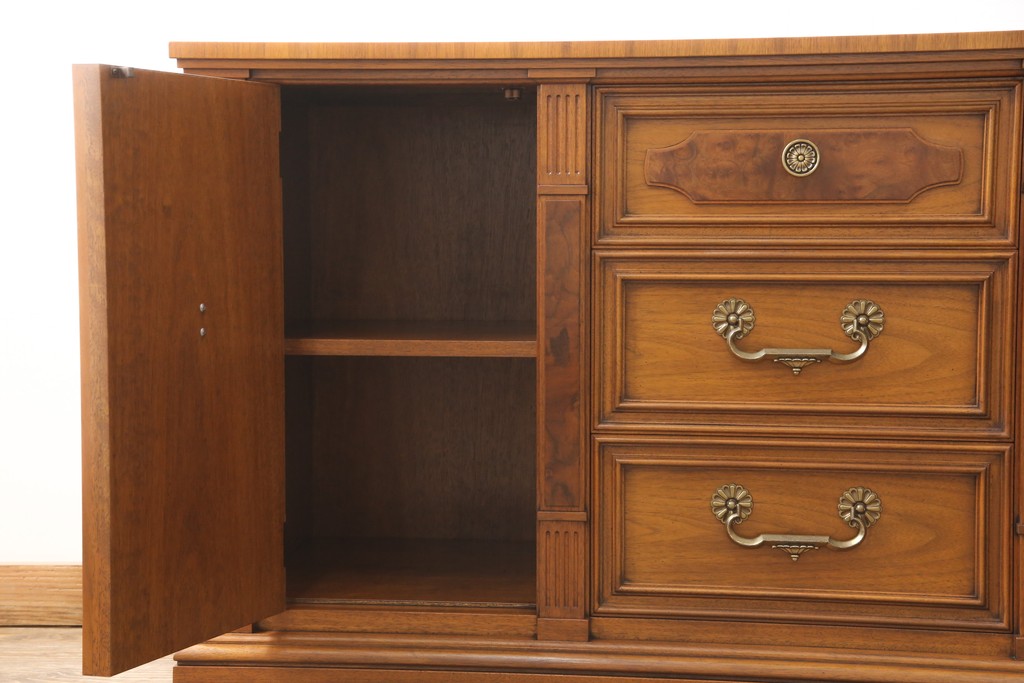 中古　美品　DREXEL HERITAGE(ドレクセルヘリテイジ)　FRANCESCA(フランチェスカ)シリーズ　上品なモールディングの装飾が高級感を高めるサイドボード(クレデンザ、クリデンザ、収納棚、キャビネット、サイドキャビネット)(R-052595)
