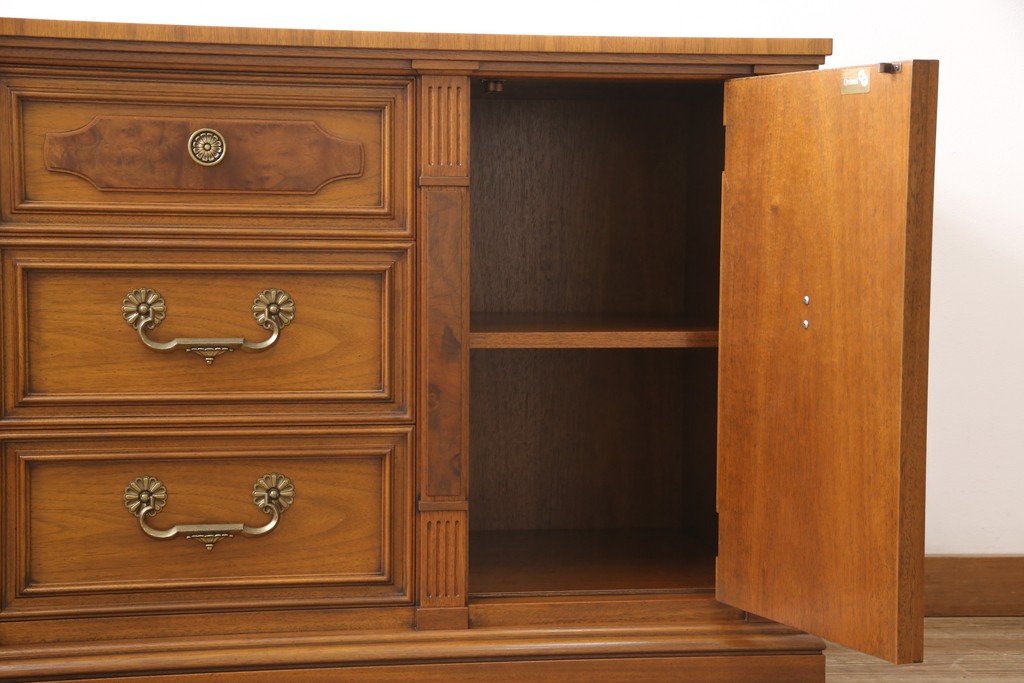 中古　美品　DREXEL HERITAGE(ドレクセルヘリテイジ)　FRANCESCA(フランチェスカ)シリーズ　上品なモールディングの装飾が高級感を高めるサイドボード(クレデンザ、クリデンザ、収納棚、キャビネット、サイドキャビネット)(R-052595)