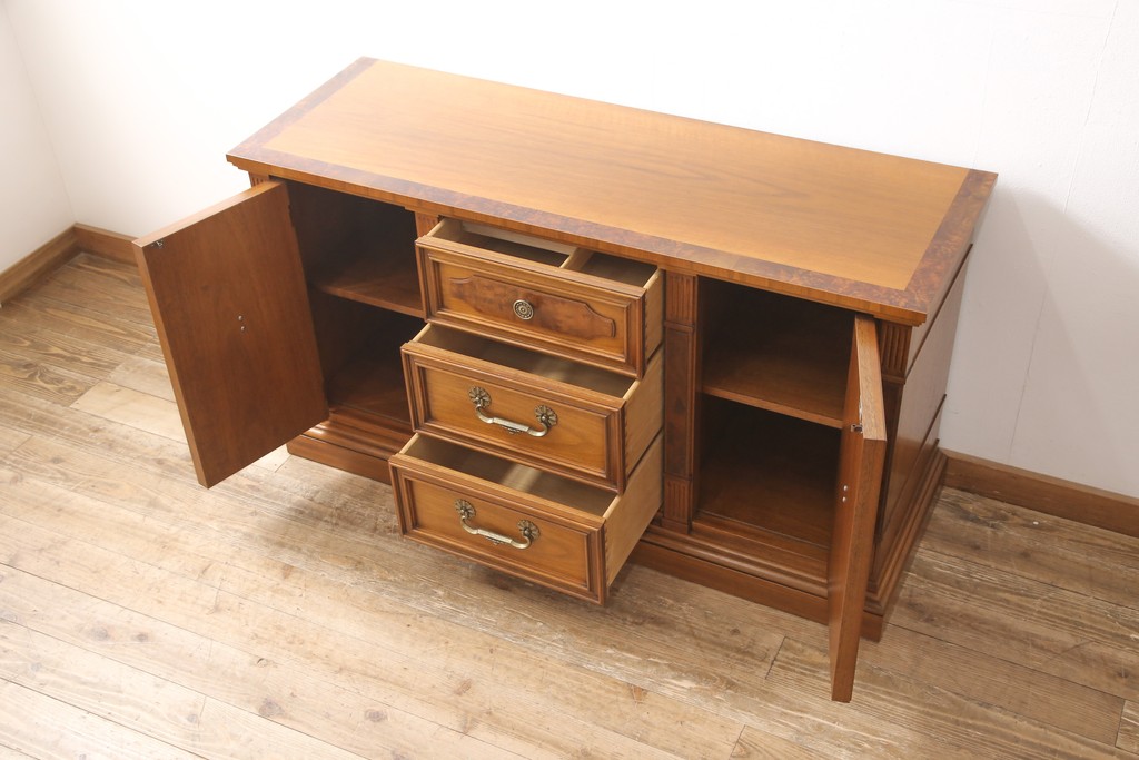 中古　美品　DREXEL HERITAGE(ドレクセルヘリテイジ)　FRANCESCA(フランチェスカ)シリーズ　上品なモールディングの装飾が高級感を高めるサイドボード(クレデンザ、クリデンザ、収納棚、キャビネット、サイドキャビネット)(R-052595)