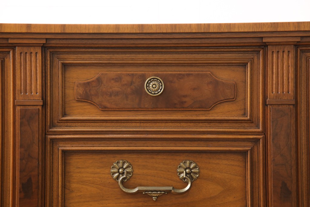 中古　美品　DREXEL HERITAGE(ドレクセルヘリテイジ)　FRANCESCA(フランチェスカ)シリーズ　上品なモールディングの装飾が高級感を高めるサイドボード(クレデンザ、クリデンザ、収納棚、キャビネット、サイドキャビネット)(R-052595)