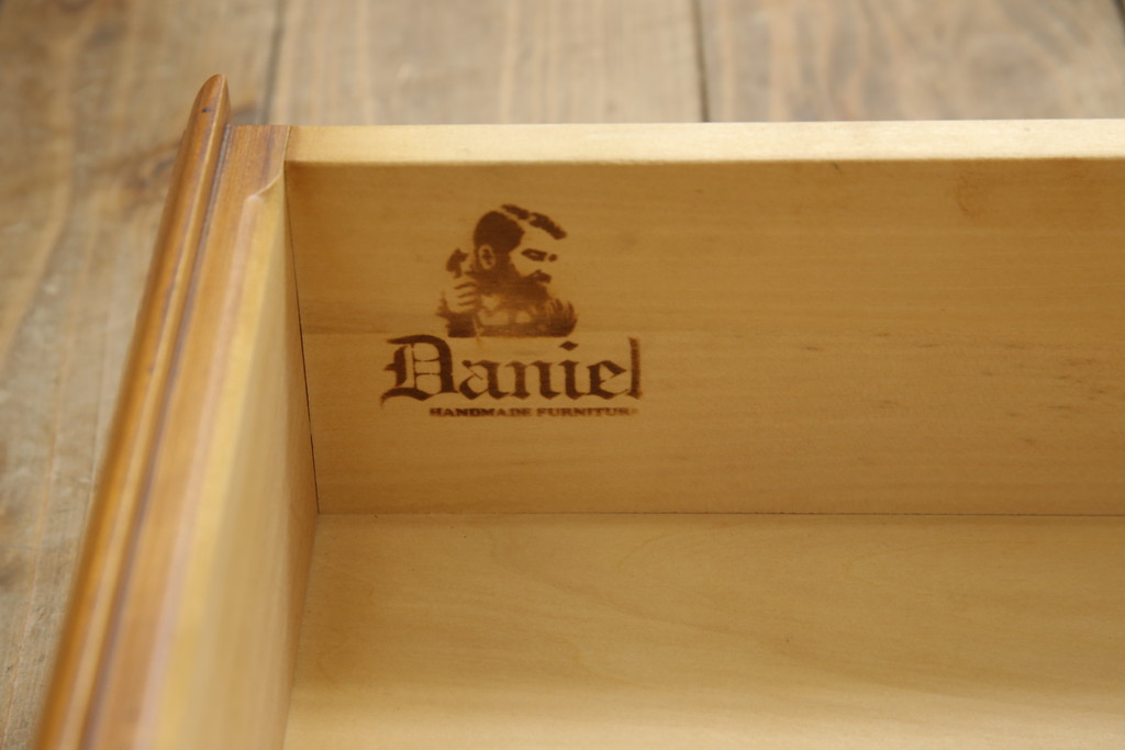 中古　美品　横浜ダニエル(daniel)　凝った作りの金具が可愛らしいナイトテーブル(定価約28万円)(サイドキャビネット、サイドテーブル)(R-051927)