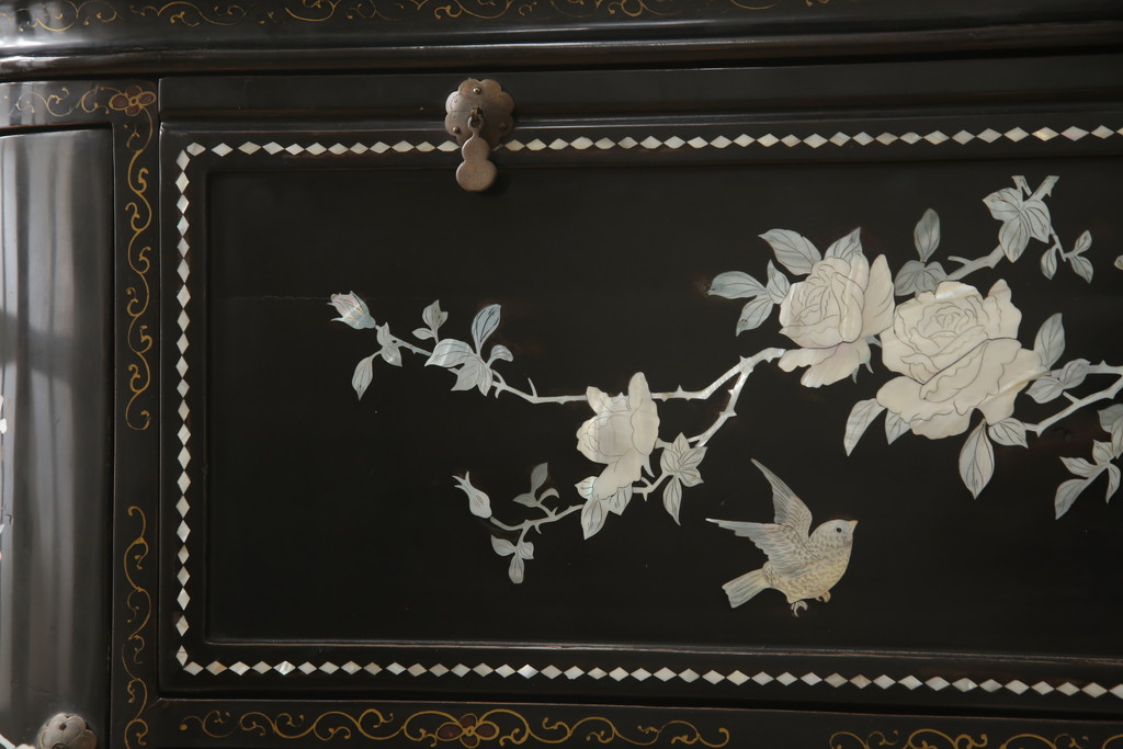 ビンテージ家具　黒塗り　螺鈿細工(らでん)　アジアンテイストのお部屋に取り入れたいサーバー(収納棚、サービス台、バーカウンター、カウンターテーブル、サイドボード、ヴィンテージ)(R-057872)