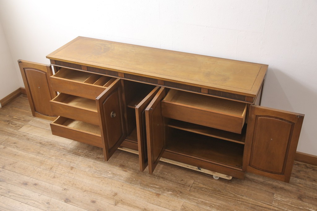 中古　DREXEL HERITAGE(ドレクセルヘリテイジ)　Triune(トライユン)　優雅な佇まいが魅力のクリデンザキャビネット(クレデンザ、サイドボード、リビングボード)(定価約66万円)(R-054491)