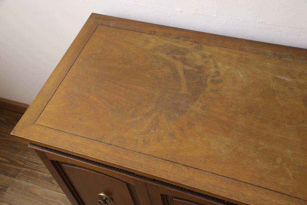 中古　DREXEL HERITAGE(ドレクセルヘリテイジ)　Triune(トライユン)　優雅な佇まいが魅力のクリデンザキャビネット(クレデンザ、サイドボード、リビングボード)(定価約66万円)(R-054491)