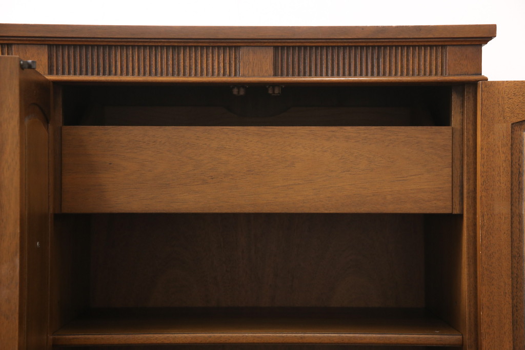 中古　DREXEL HERITAGE(ドレクセルヘリテイジ)　Triune(トライユン)　優雅な佇まいが魅力のクリデンザキャビネット(クレデンザ、サイドボード、リビングボード)(定価約66万円)(R-054492)