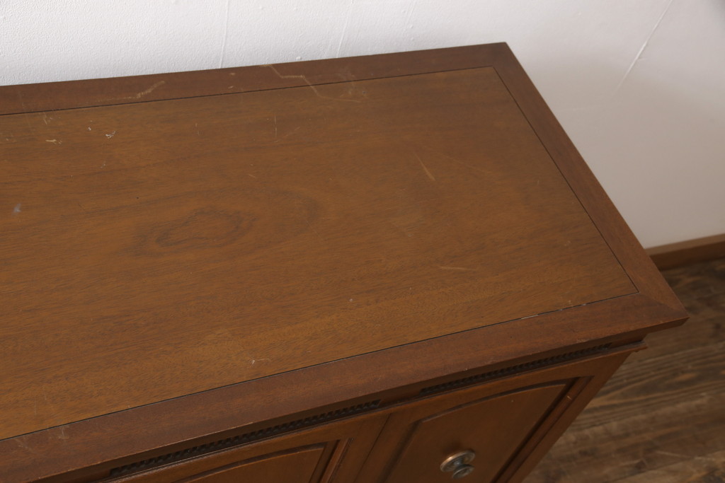 中古　DREXEL HERITAGE(ドレクセルヘリテイジ)　Triune(トライユン)　優雅な佇まいが魅力のクリデンザキャビネット(クレデンザ、サイドボード、リビングボード)(定価約66万円)(R-054492)