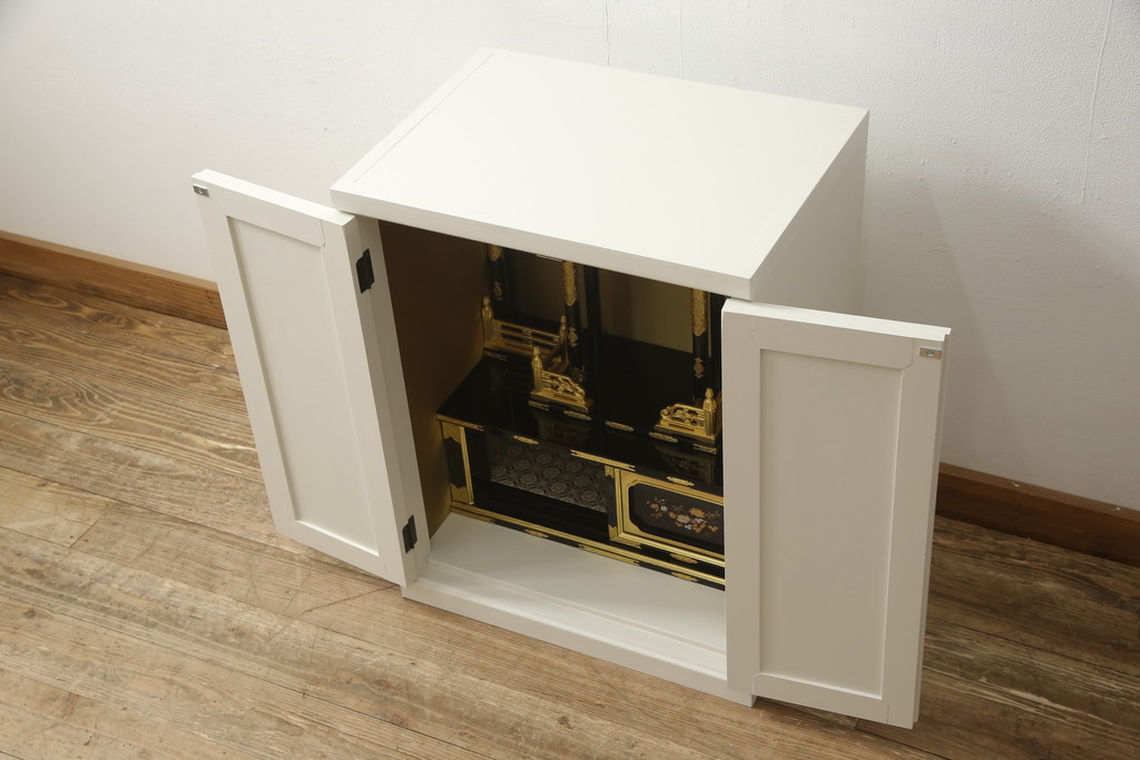 お仏壇をコンパクトにリメイク!指定サイズにリサイズし、本体扉は洋風の開き戸仕様に。内部の装飾はそのまま活用。扉のひし形飾りはアイボリー、それ以外は白でペイント。