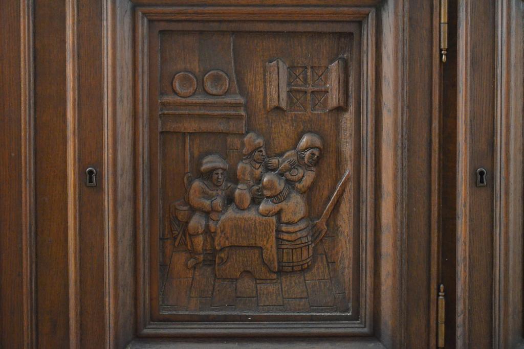 オランダビンテージ　オーク材　扉に施された彫刻が目を引くサイドボード(収納棚、戸棚、リビングボード、ヴィンテージ)(R-059520)