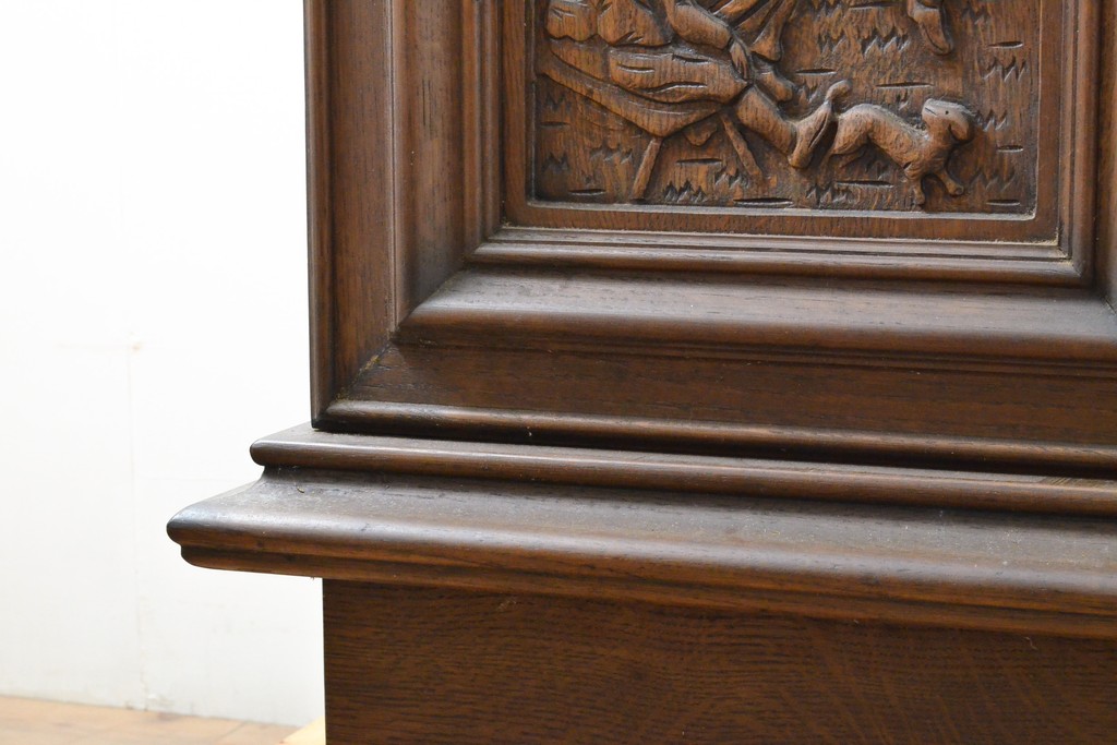 オランダビンテージ　オーク材　扉に施された彫刻が目を引くサイドボード(収納棚、戸棚、リビングボード、ヴィンテージ)(R-059520)