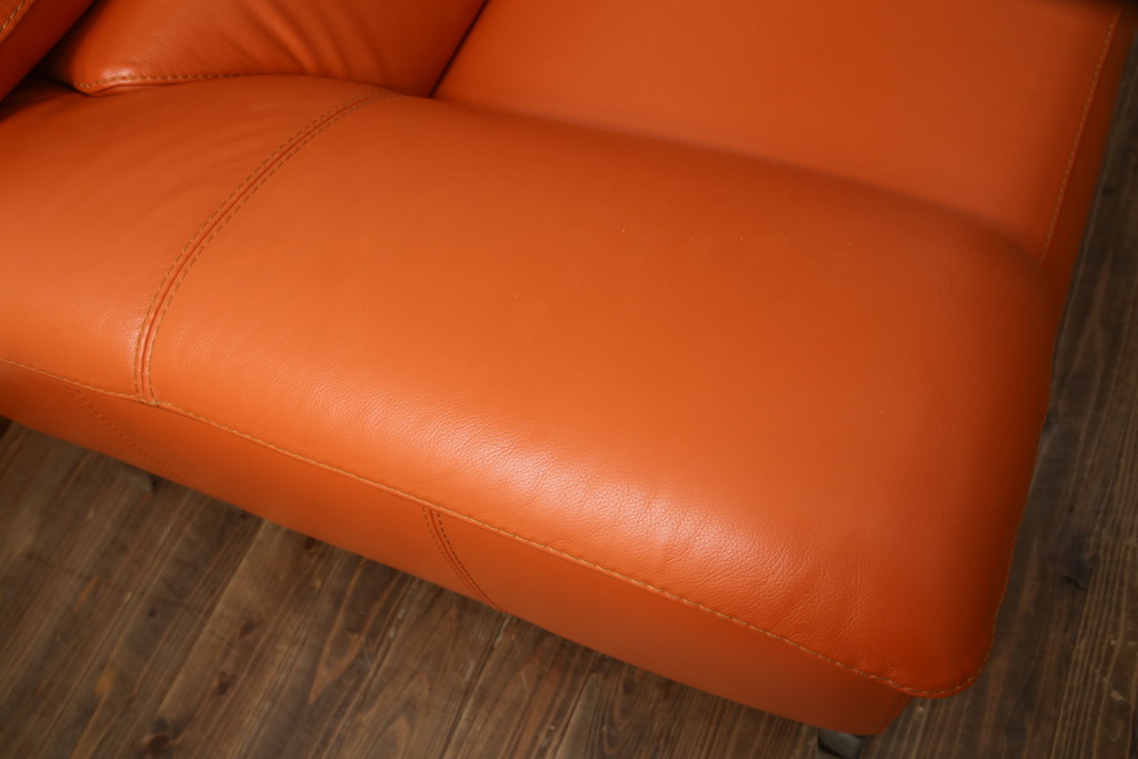 中古　美品　2020年3月頃購入　総本革(レザー)　イタリア　ニコレッティ・ホーム(NICOLETTI HOME)　テスラ(Tesla)　快適な座り心地と高級感ある空間を演出してくれる2.5Pソファ(レザーソファ、アームソファ、ハイバック、ローバック、2人掛け、3人掛け)(定価約54万円)(R-075398)