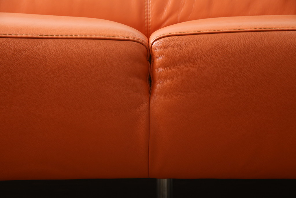 中古　美品　2020年3月頃購入　総本革(レザー)　イタリア　ニコレッティ・ホーム(NICOLETTI HOME)　テスラ(Tesla)　快適な座り心地と高級感ある空間を演出してくれる2.5Pソファ(レザーソファ、アームソファ、ハイバック、ローバック、2人掛け、3人掛け)(定価約54万円)(R-075398)