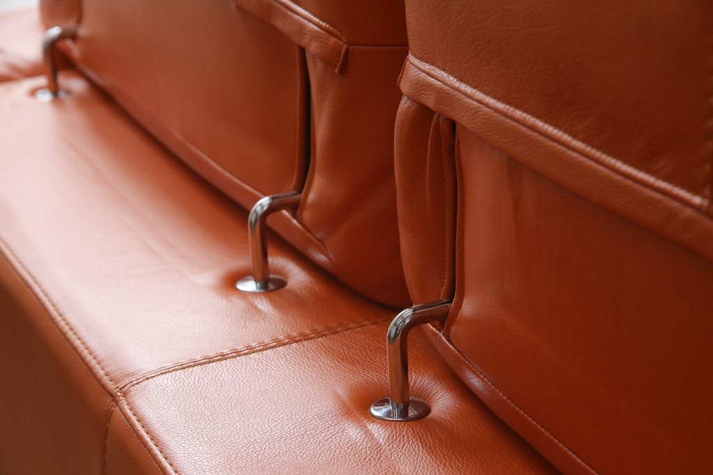 中古　美品　2020年3月頃購入　総本革(レザー)　イタリア　ニコレッティ・ホーム(NICOLETTI HOME)　テスラ(Tesla)　快適な座り心地と高級感ある空間を演出してくれる2.5Pソファ(レザーソファ、アームソファ、ハイバック、ローバック、2人掛け、3人掛け)(定価約54万円)(R-075398)