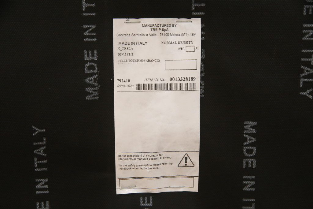 中古　美品　2020年3月頃購入　総本革(レザー)　イタリア　ニコレッティ・ホーム(NICOLETTI HOME)　テスラ(Tesla)　快適な座り心地と高級感ある空間を演出してくれる2.5Pソファ(レザーソファ、アームソファ、ハイバック、ローバック、2人掛け、3人掛け)(定価約54万円)(R-075398)