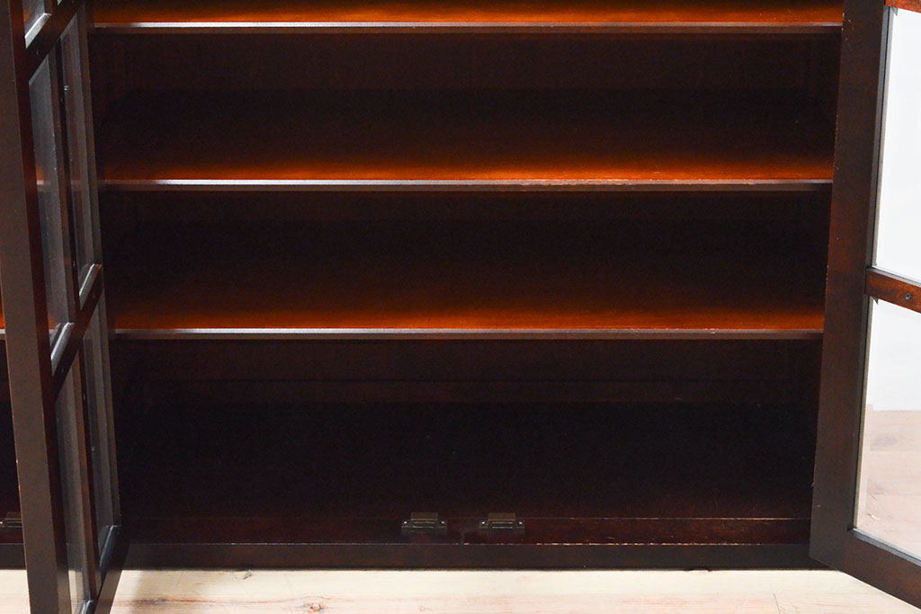 中古　北海道民芸家具　脚(台輪)付きリメイク　上品な佇まいが落ち着きのある雰囲気を演出してくれる収納棚(食器棚、戸棚、飾り棚、サイドキャビネット、サイドボード、ブックケース、本箱)(R-054017)