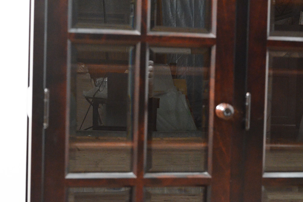 中古　北海道民芸家具　脚(台輪)付きリメイク　上品な佇まいが落ち着きのある雰囲気を演出してくれる収納棚(食器棚、戸棚、飾り棚、サイドキャビネット、サイドボード、ブックケース、本箱)(R-054017)