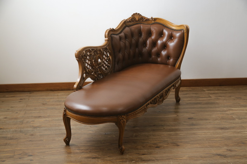 中古　高級品　イタリア家具　本革　細やかな彫刻の素晴らしいレザーシェーズロング(2人掛けソファ、二人掛け、セティ)(R-058098)
