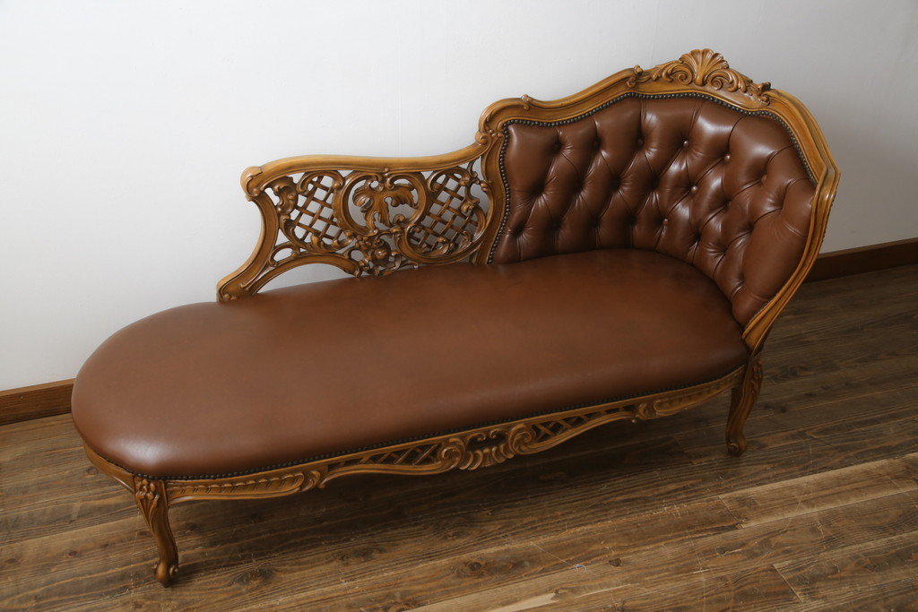 中古　高級品　イタリア家具　本革　細やかな彫刻の素晴らしいレザーシェーズロング(2人掛けソファ、二人掛け、セティ)(R-058098)