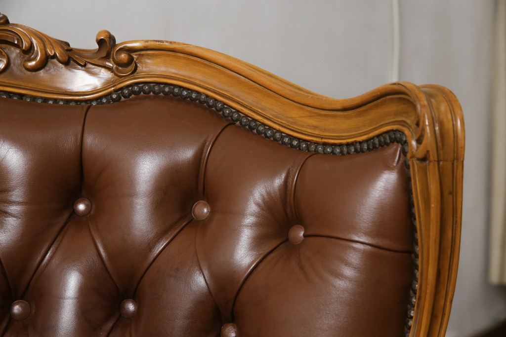 中古　高級品　イタリア家具　本革　細やかな彫刻の素晴らしいレザーシェーズロング(2人掛けソファ、二人掛け、セティ)(R-058098)