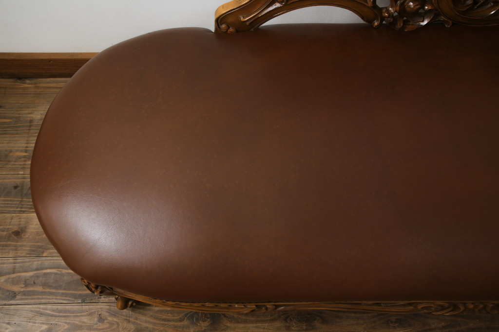 中古　高級品　イタリア家具　本革　細やかな彫刻の素晴らしいレザーシェーズロング(2人掛けソファ、二人掛け、セティ)(R-058098)